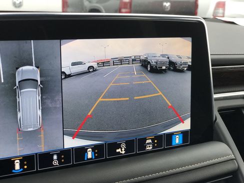 Used 2021 Chevrolet Tahoe Premier w/ Premium Package image 22