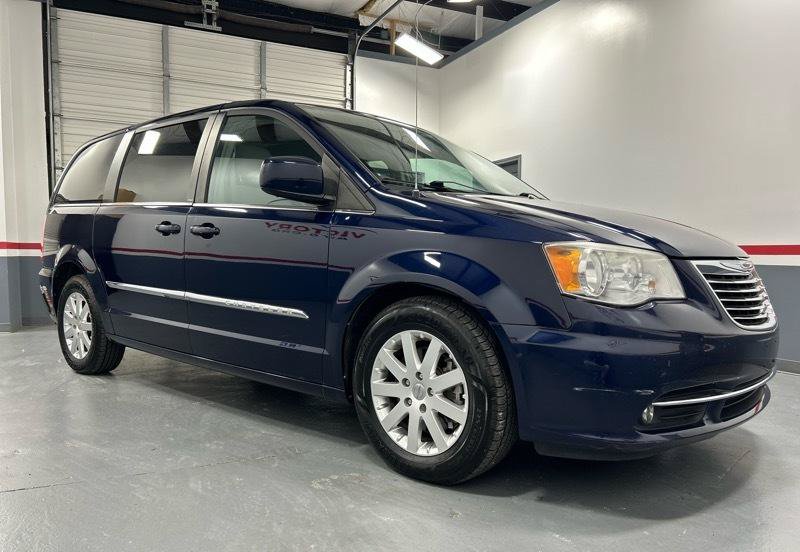 Used 2013 Chrysler Town & Country Touring FWD image 12