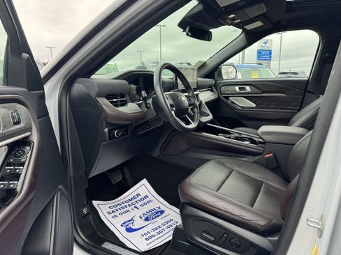 Certified 2025 Ford Explorer Platinum w/ LUX Leather Package image 18