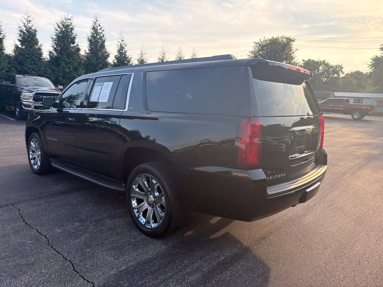 Used 2018 Chevrolet Suburban LT w/ Luxury Package AWD/4WD image 3