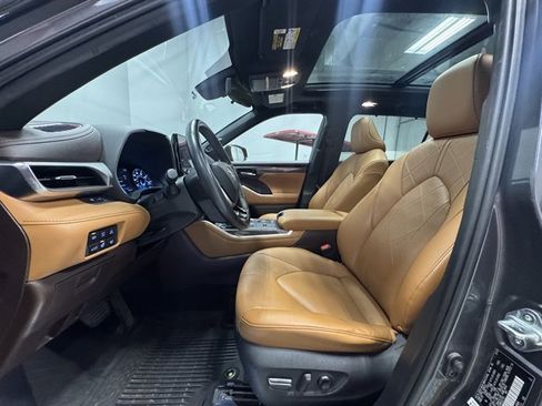 Used 2021 Toyota Highlander Platinum image 19