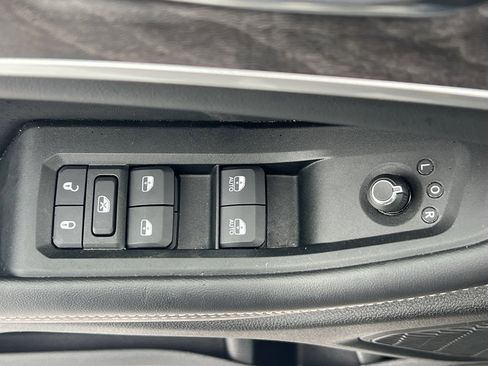 Used 2024 Jeep Grand Cherokee Limited w/ Black Appearance Package image 12