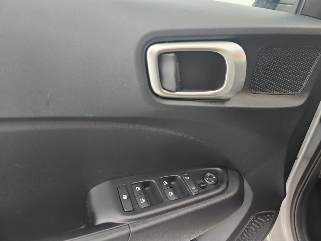 Used 2025 Hyundai Venue SEL FWD image 23