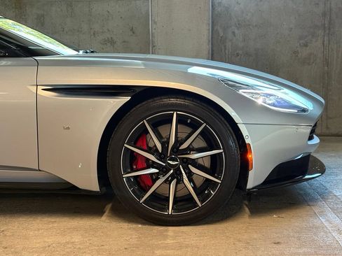 Used 2017 Aston Martin DB11 V12 RWD image 12