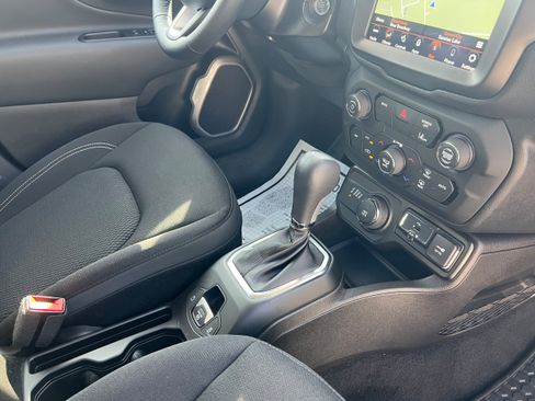 Used 2023 Jeep Renegade Latitude w/ Premium Group AWD/4WD image 18
