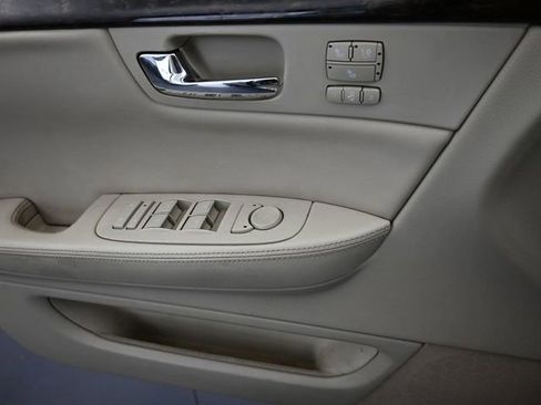 Used 2010 Cadillac DTS Luxury image 35