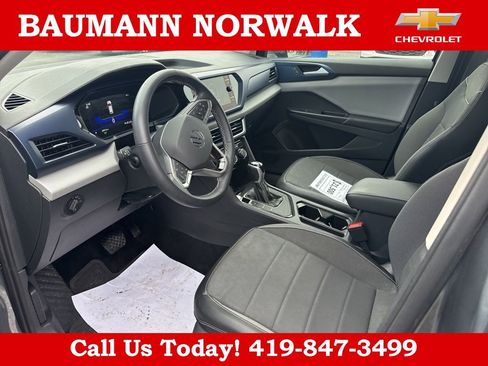 Used 2023 Volkswagen Taos SE FWD image 9