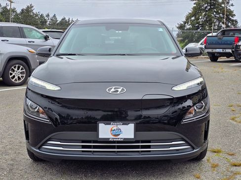 Used 2023 Hyundai Kona SE FWD image 2