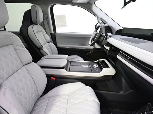 New 2026 Lincoln Navigator Black Label AWD/4WD image 16
