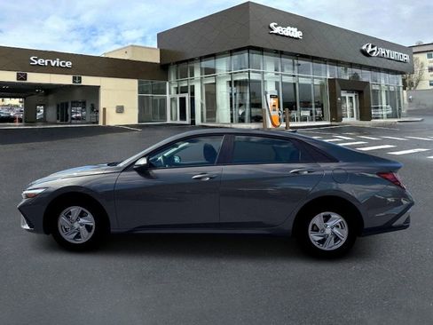 New 2026 Hyundai Elantra SE FWD image 3
