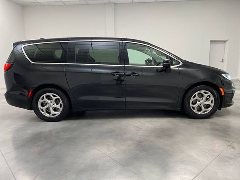 Used 2024 Chrysler Pacifica Limited image 8