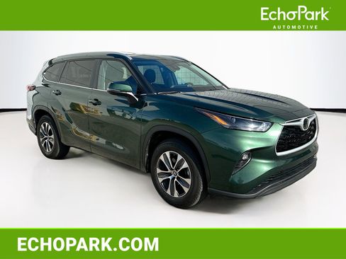 Used 2024 Toyota Highlander XLE image 1