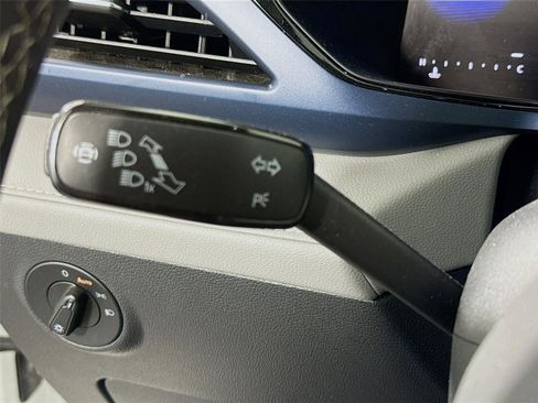 Used 2024 Volkswagen Taos SE w/ Panoramic Sunroof Package image 5