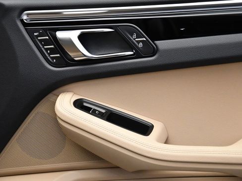 Used 2025 Porsche Macan image 42