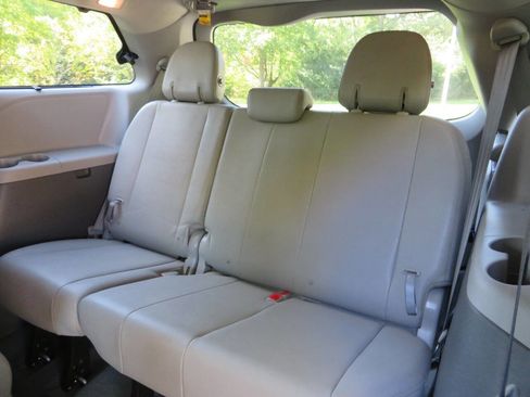 Used 2017 Toyota Sienna image 12