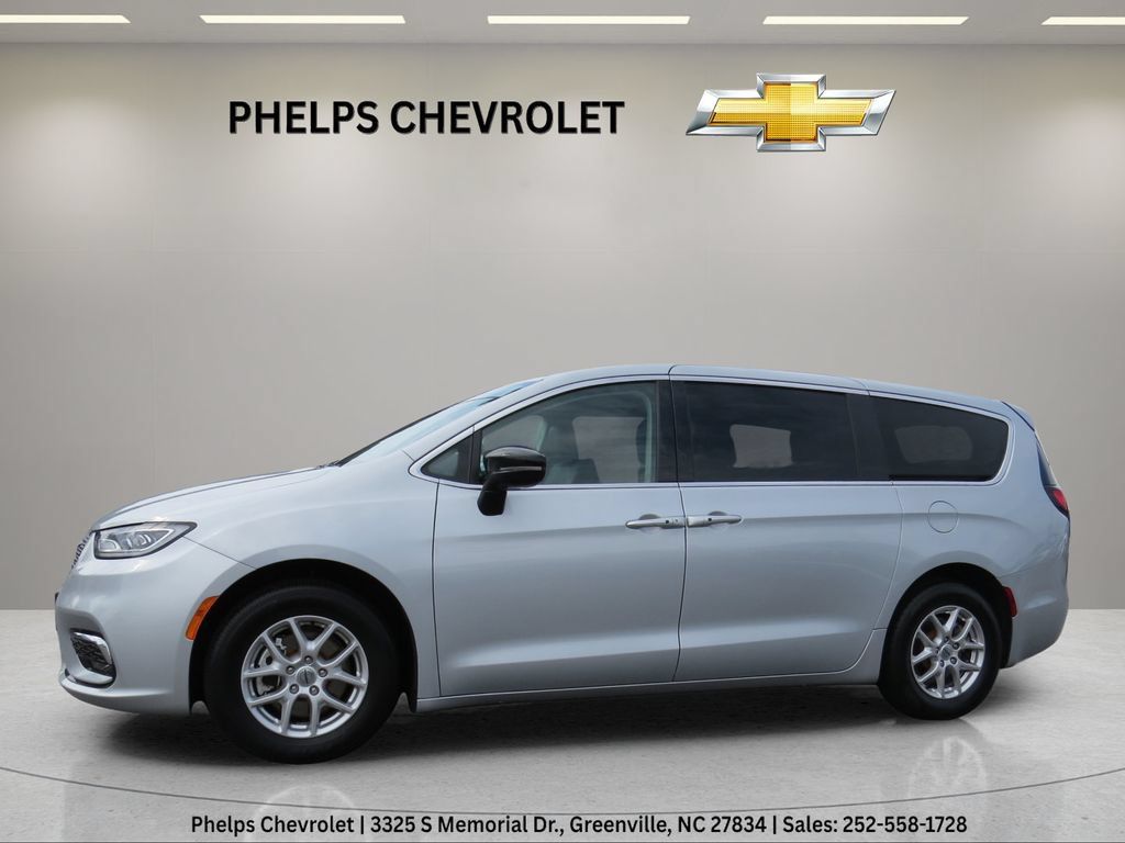 Used 2024 Chrysler Pacifica Touring-L FWD image 6