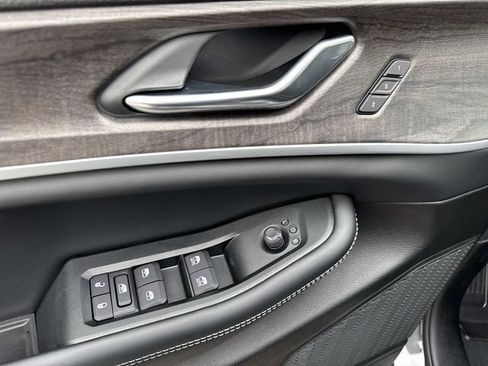 New 2025 Jeep Grand Cherokee Limited w/ Black Appearance Package image 18