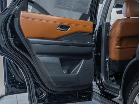 Used 2024 Nissan Pathfinder Platinum w/ Black Appearance Package image 38