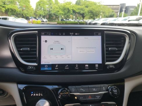 Used 2024 Chrysler Pacifica Touring-L FWD image 25