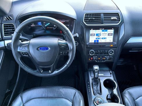 Used 2017 Ford Explorer XLT w/ Equipment Group 202A AWD/4WD image 13