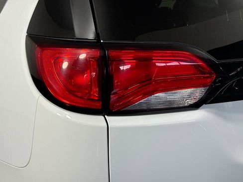 Used 2023 Chrysler Voyager LX image 34