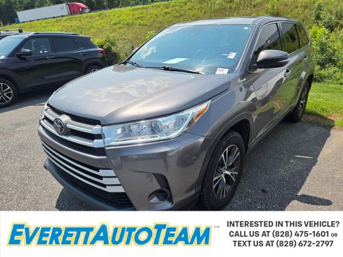 Used 2018 Toyota Highlander LE FWD image 1