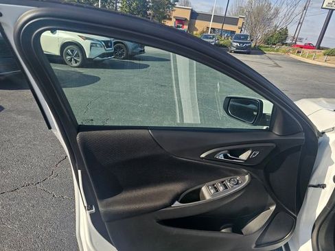 Used 2025 Chevrolet Malibu LT image 28