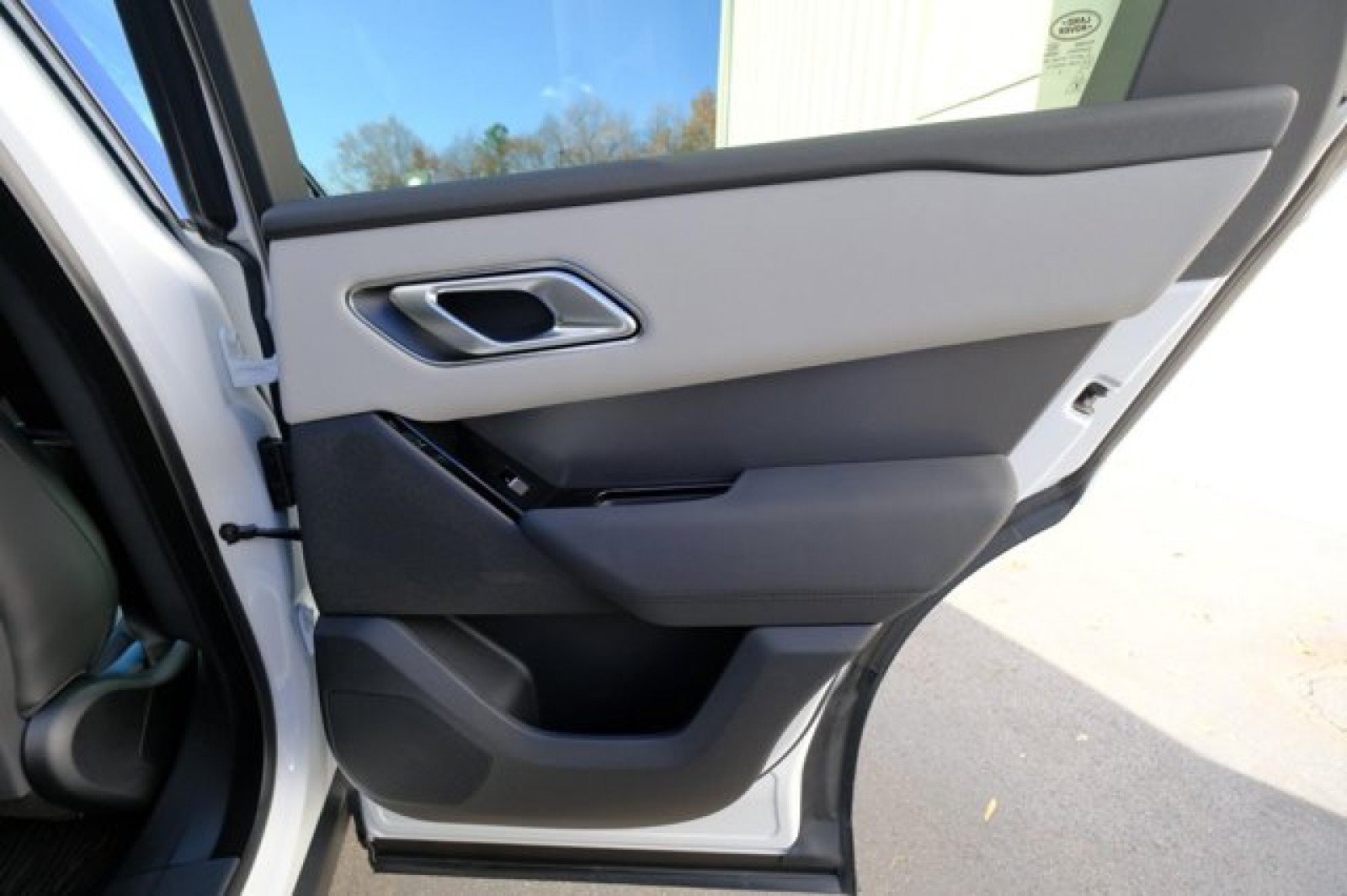 Certified 2025 Land Rover Range Rover Velar Dynamic SE AWD/4WD image 16