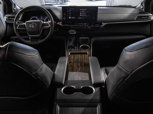 Used 2025 Toyota Sienna Platinum AWD/4WD image 23