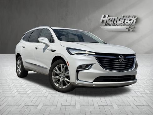 Used 2023 Buick Enclave Essence FWD image 2