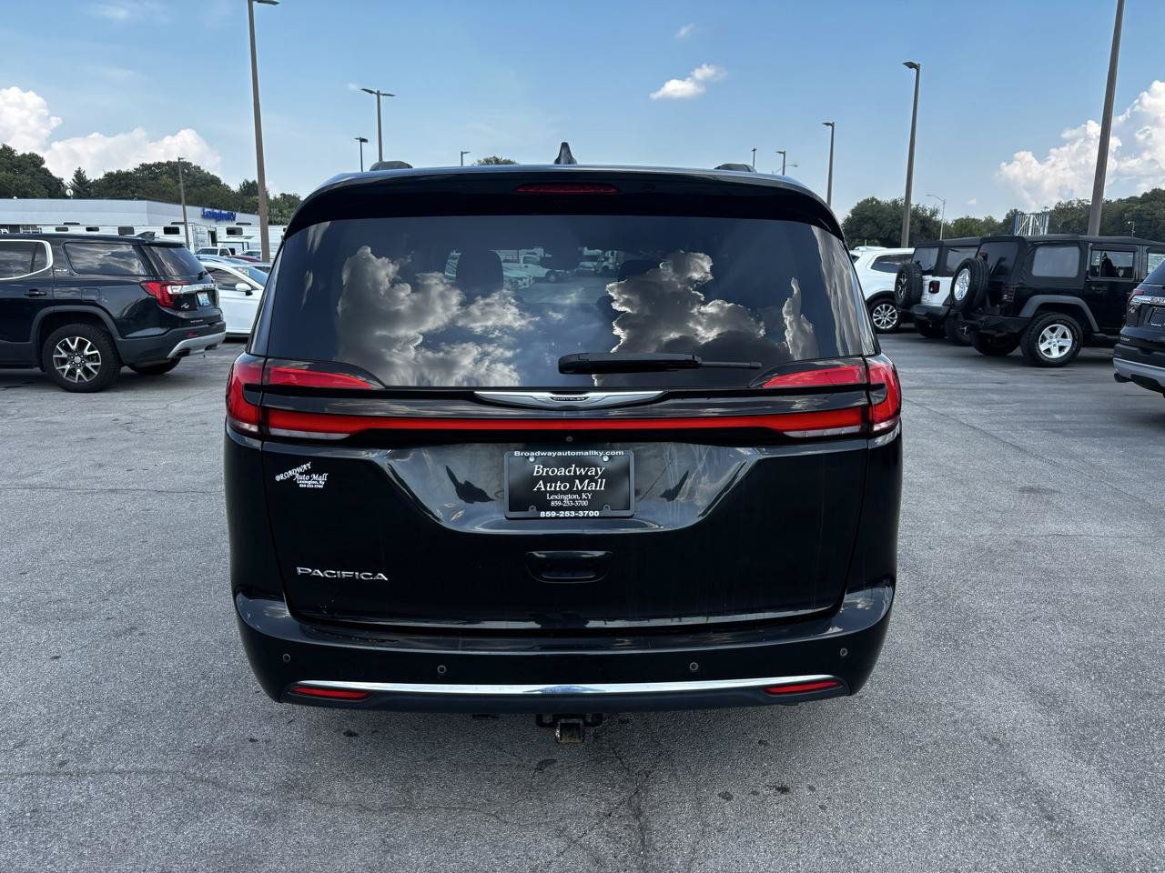 Used 2021 Chrysler Pacifica Touring FWD image 4