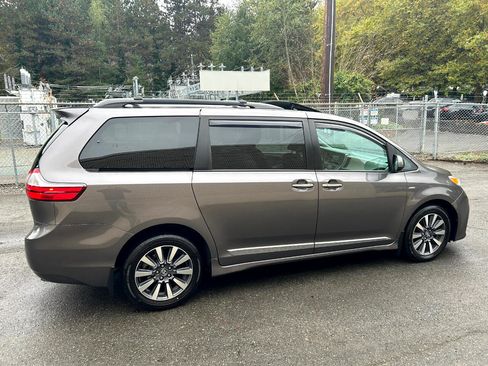 Used 2019 Toyota Sienna XLE w/ XLE Navigation Package image 4