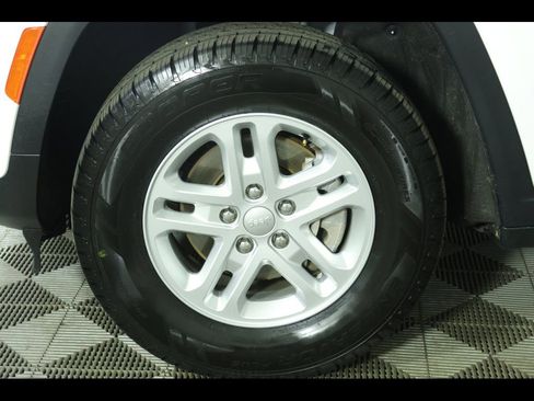 Used 2023 Jeep Grand Cherokee Laredo RWD image 6