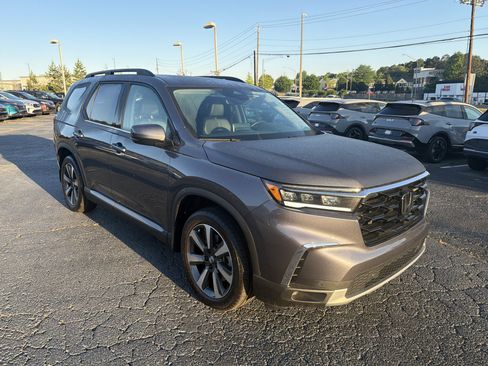 Used 2025 Honda Pilot Touring image 2