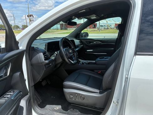 Used 2025 Chevrolet Traverse LT AWD/4WD image 2