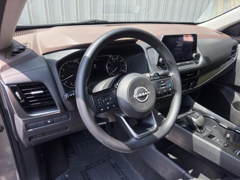 Used 2022 Nissan Rogue SV FWD image 12