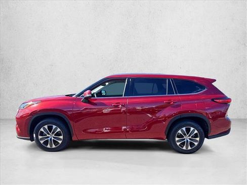 Used 2021 Toyota Highlander XLE FWD image 9