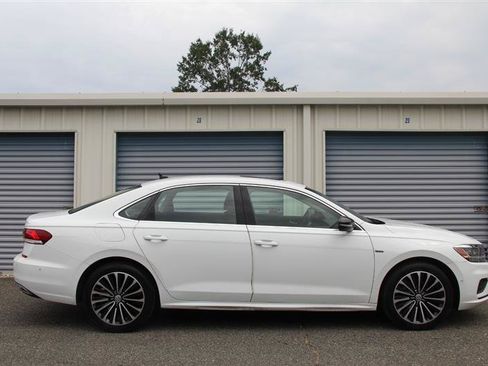 Used 2022 Volkswagen Passat 2.0T FWD image 9