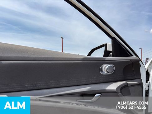 Used 2023 Hyundai Elantra SEL FWD image 8