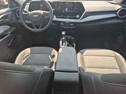 Used 2025 Chevrolet Trax LT FWD image 13