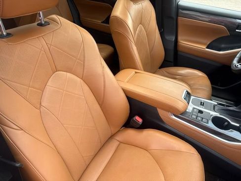 Used 2023 Toyota Highlander Platinum FWD image 16