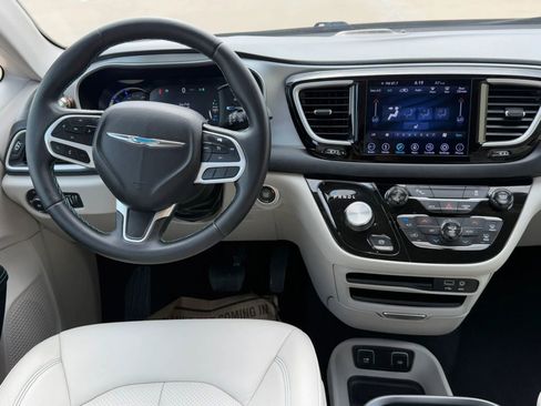 Used 2018 Chrysler Pacifica Touring-L FWD image 11