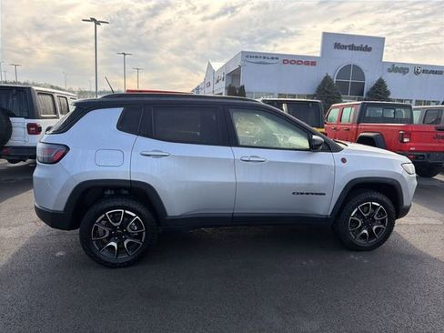 Used 2025 Jeep Compass Trailhawk w/ Trailhawk Elite Group AWD/4WD image 5