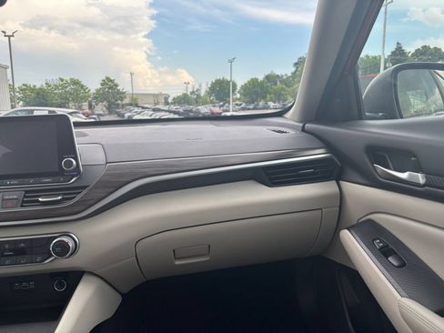Used 2025 Nissan Altima 2.5 SV FWD image 29
