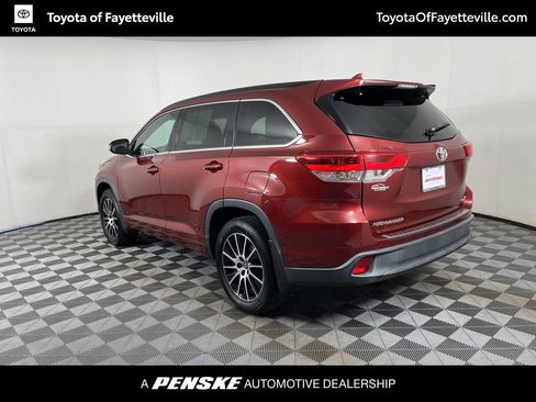 Used 2017 Toyota Highlander SE image 17