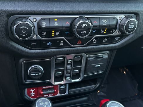 Used 2024 Jeep Wrangler Unlimited image 29