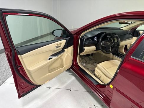 Used 2015 Toyota Camry XLE w/ Moonroof Package FWD image 11