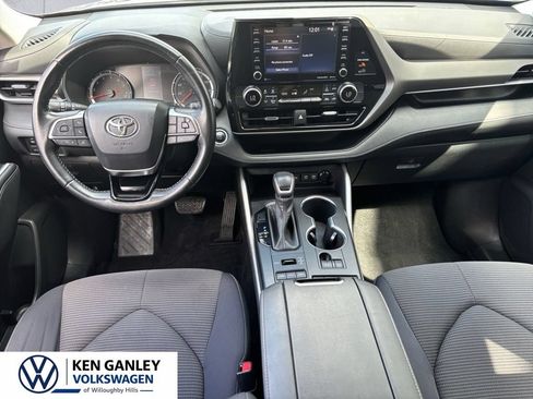 Used 2020 Toyota Highlander LE AWD/4WD image 16
