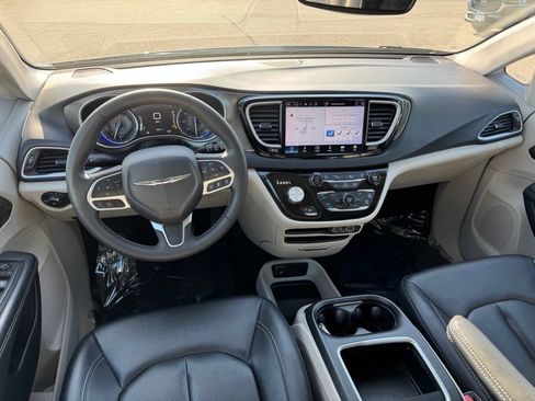 Used 2024 Chrysler Pacifica Touring-L FWD image 5