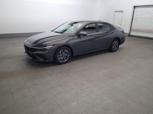 Used 2024 Hyundai Elantra SEL FWD image 2